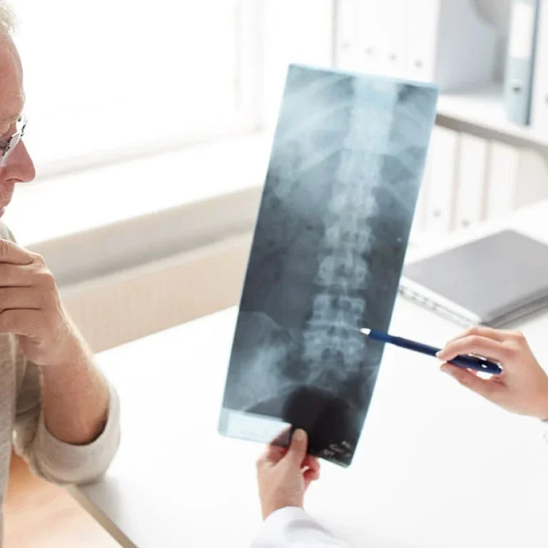 como-e-a-consulta-com-um-ortopedista-especialista-em-coluna-core